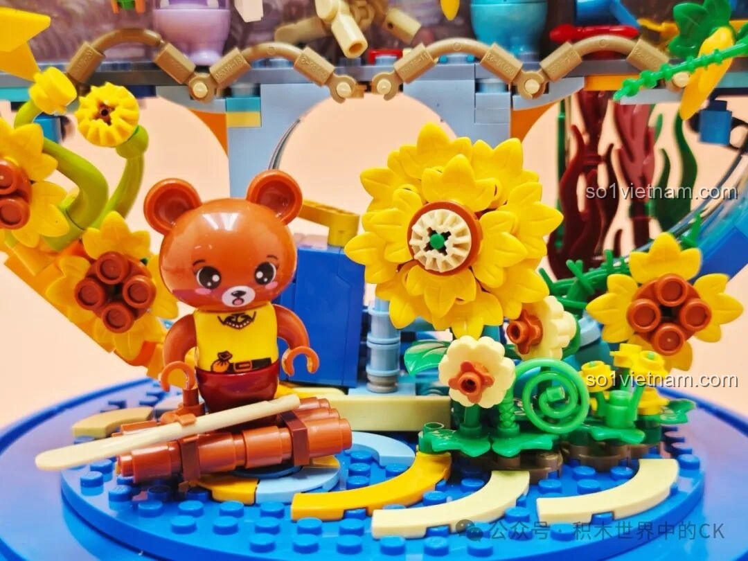 Cận cảnh chú gấu minifigure đang cầm bó hoa hướng dương