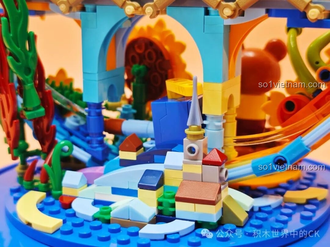 Chi tiết cây cỏ xanh tươi dưới chân đế Hộp nhạc 