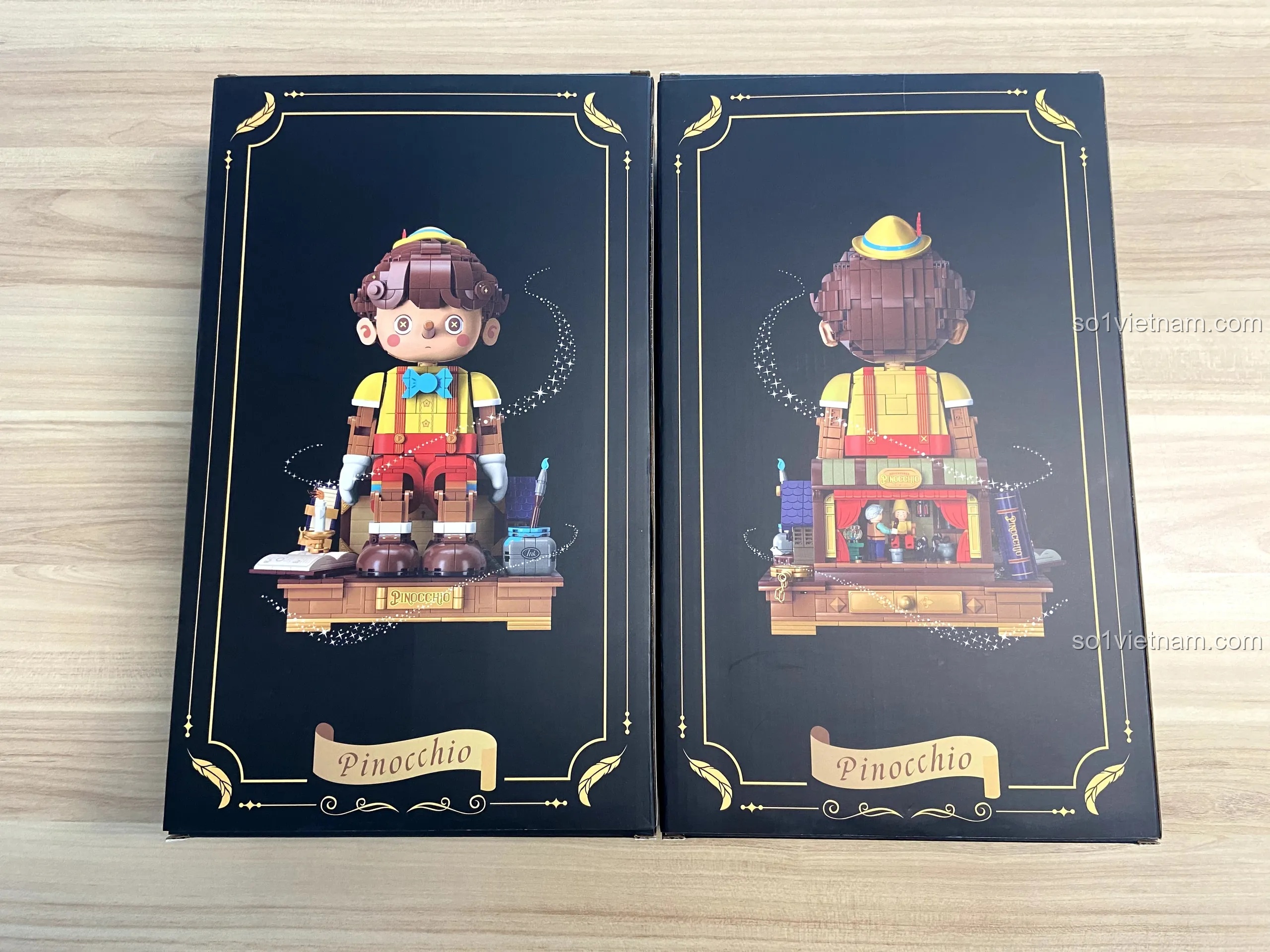 Mặt sau của hai hộp nhỏ bên trong bộ lắp ghép mô hình Pinocchio, tái hiện cảnh trước và sau bệ cảnh.