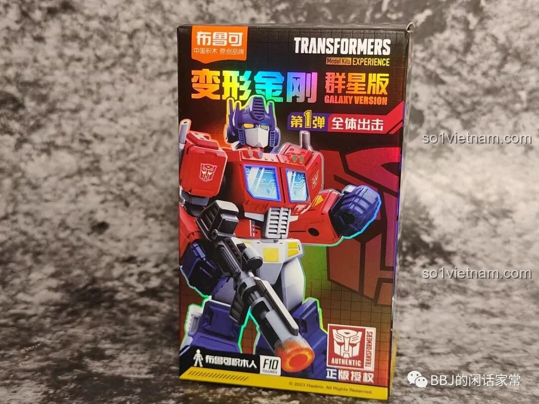Cận cảnh một hộp blind box nhỏ trong bộ sưu tập BLOKEES 71100, với hình ảnh nhân vật Optimus Prime được in hiệu ứng hologram bắt mắt.