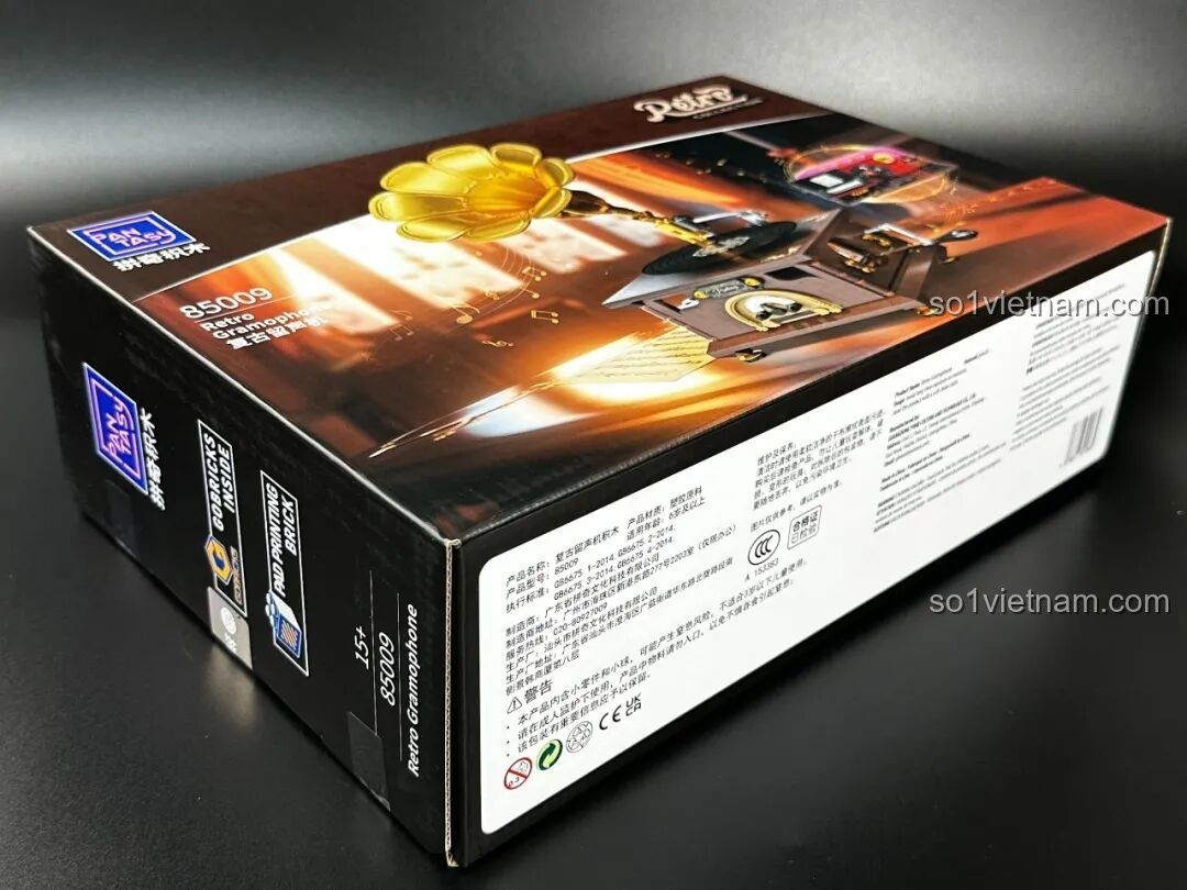 Cạnh bên hộp bộ lắp ráp Pantasy Gramophone 85009, cho thấy thông tin về độ tuổi khuyến nghị và mã sản phẩm.