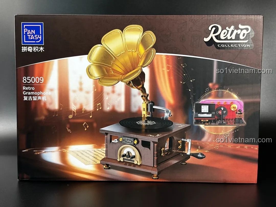 Mặt trước hộp bộ lắp ráp Pantasy Gramophone 85009, với hình ảnh máy hát đĩa vàng óng ánh, thu hút người yêu mô hình cổ điển.
