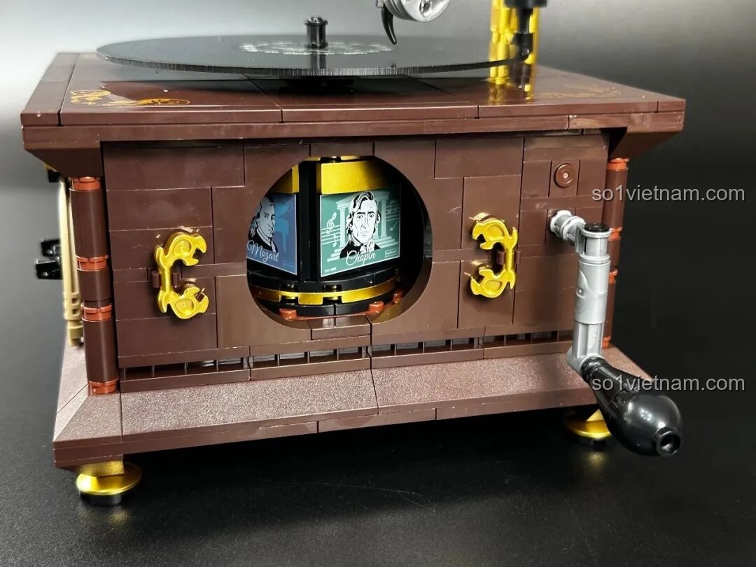 Cạnh bên hộp bộ lắp ráp Pantasy Máy Chiếu Phim Cổ Điển Retro 85010, cho thấy thông tin về độ tuổi khuyến nghị và mã sản phẩm.