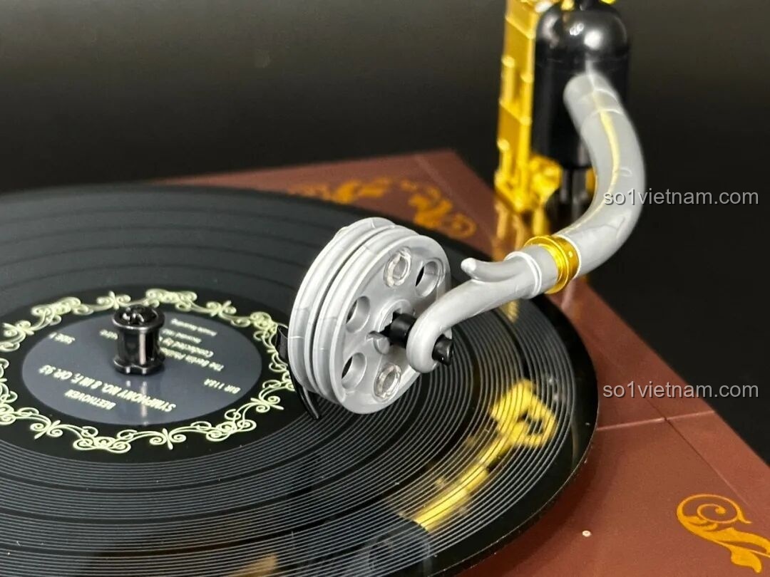 Mặt sau hộp bộ lắp ráp Pantasy Máy Chiếu Phim Cổ Điển Retro 85010, hiển thị các tính năng và phụ kiện đi kèm, đặc biệt là khả năng chiếu phim thật.