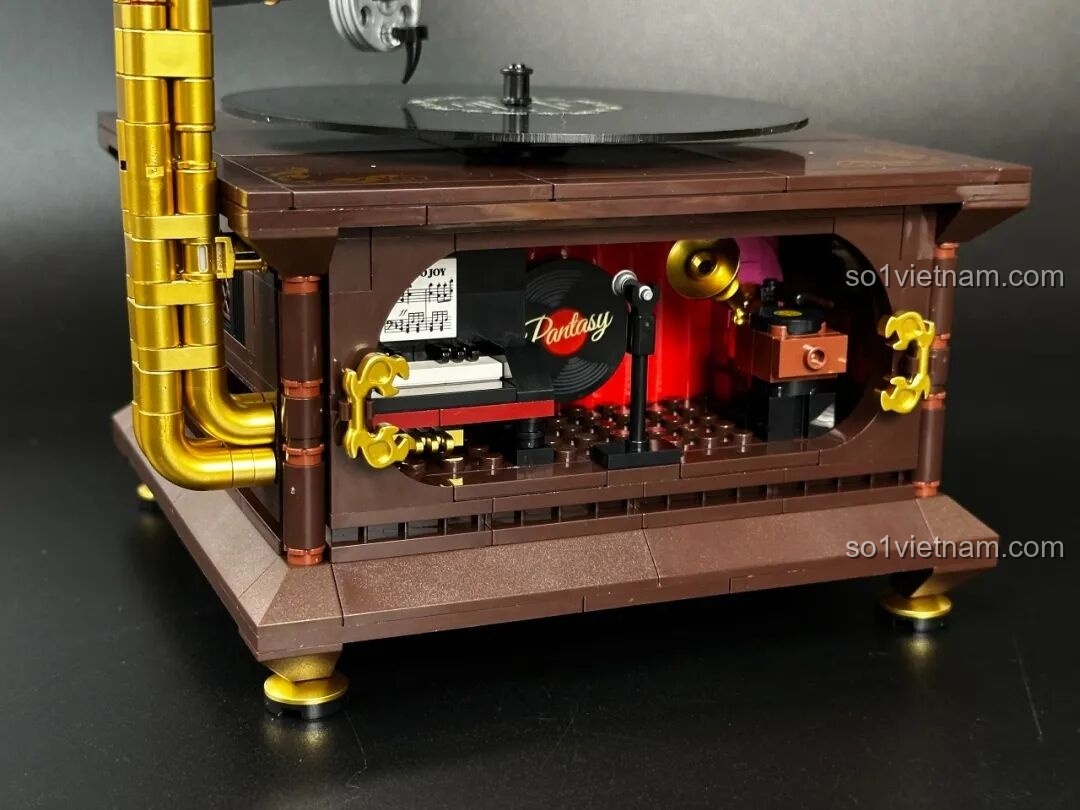 Mặt trước hộp bộ lắp ráp Pantasy Máy Chiếu Phim Cổ Điển Retro 85010, với hình ảnh máy chiếu đang trình chiếu phim Charlie Chaplin, thu hút người yêu điện ảnh.