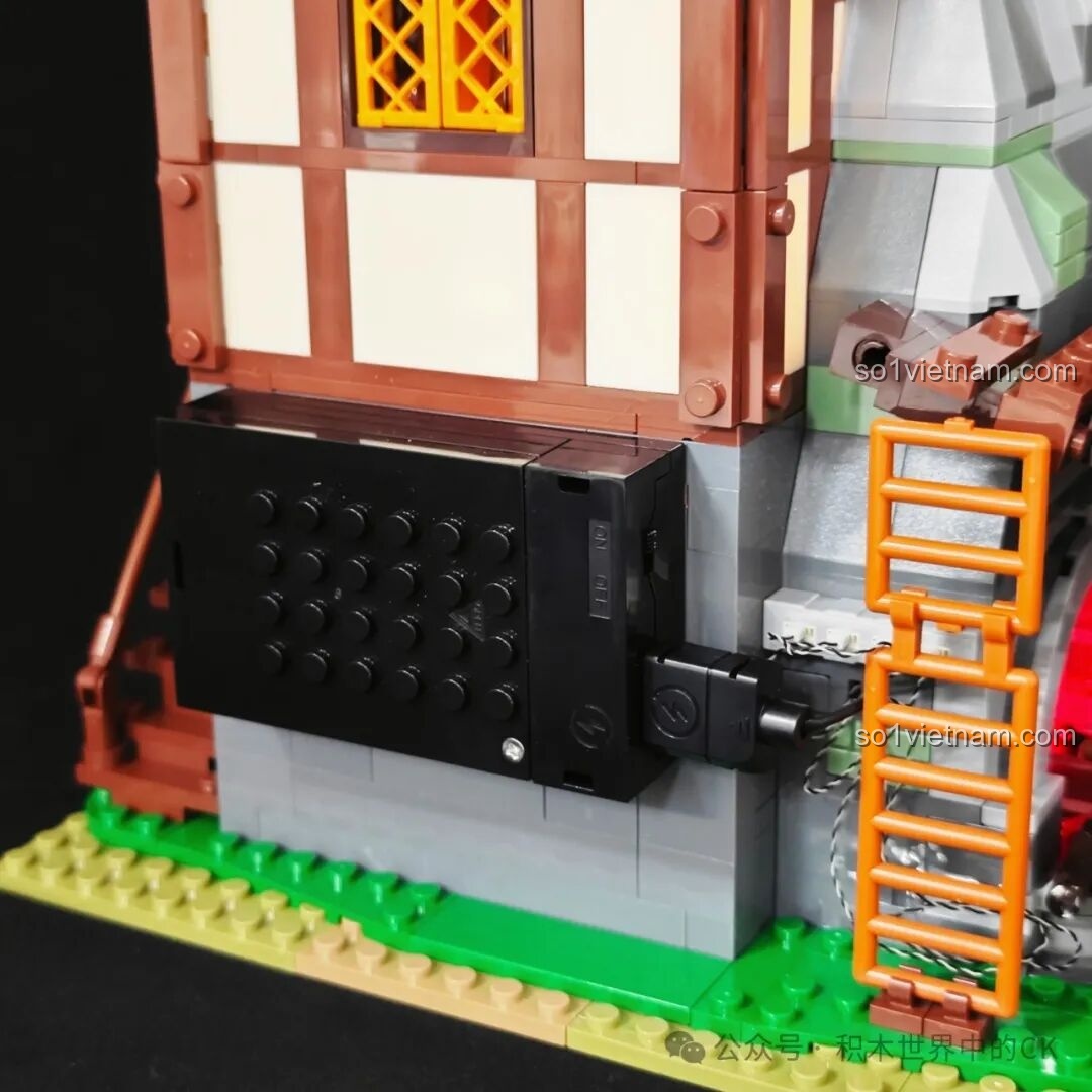 Hộp pin cung cấp năng lượng cho hệ thống đèn LED, được gắn gọn gàng vào mặt sau của mô hình Funwhole F9040.