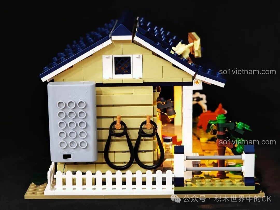 Hộp pin cung cấp năng lượng cho hệ thống đèn LED được gắn gọn gàng bên hông mô hình FunWhole F9080.