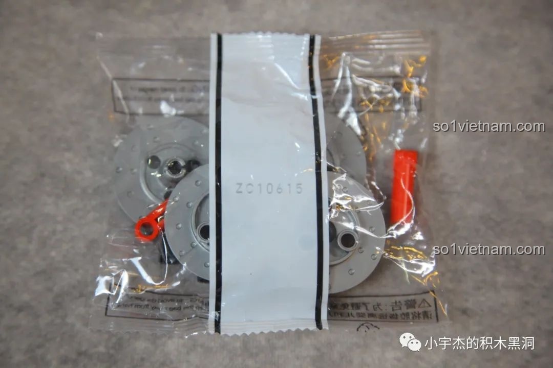 Hộp đầy các chốt nối (pin) cho bộ lắp ráp Porsche 963 GULY