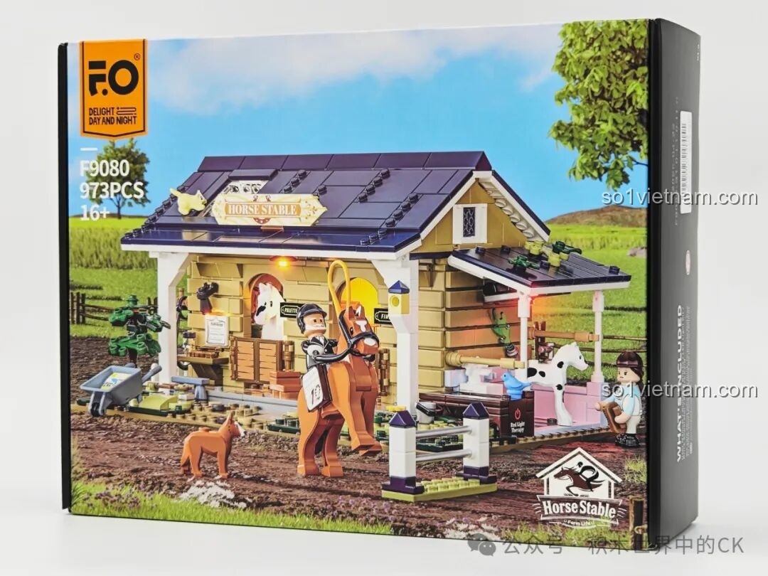 Mặt trước hộp bộ lắp ráp FunWhole F9080 Chuồng Ngựa với hình ảnh mô hình hoàn thiện lung linh dưới ánh nắng.