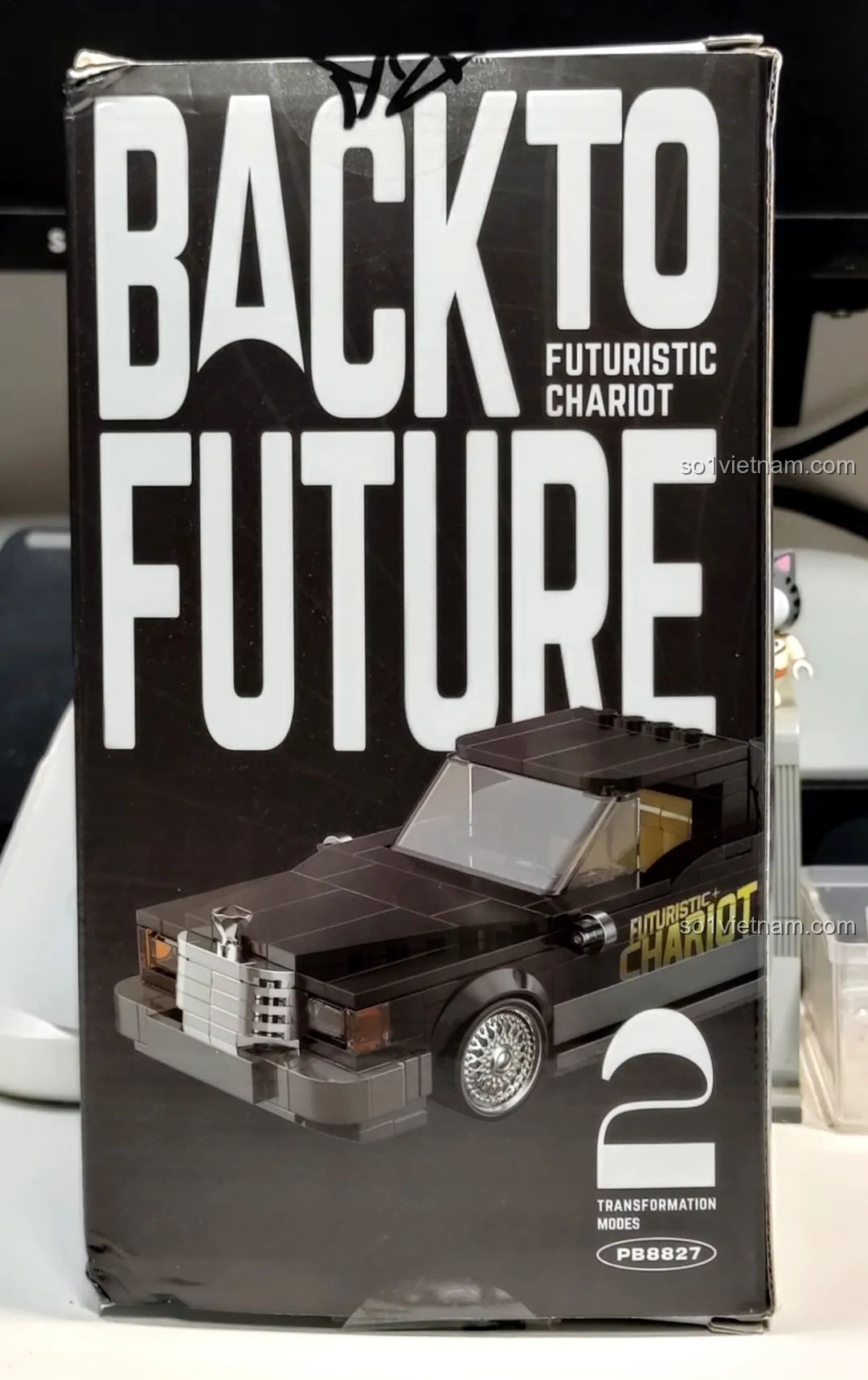 Mặt trước hộp bộ lắp ráp Pinbo PB8827 Xe Tương Lai Back To The Future với hình ảnh chiếc xe đua màu đen cổ điển.
