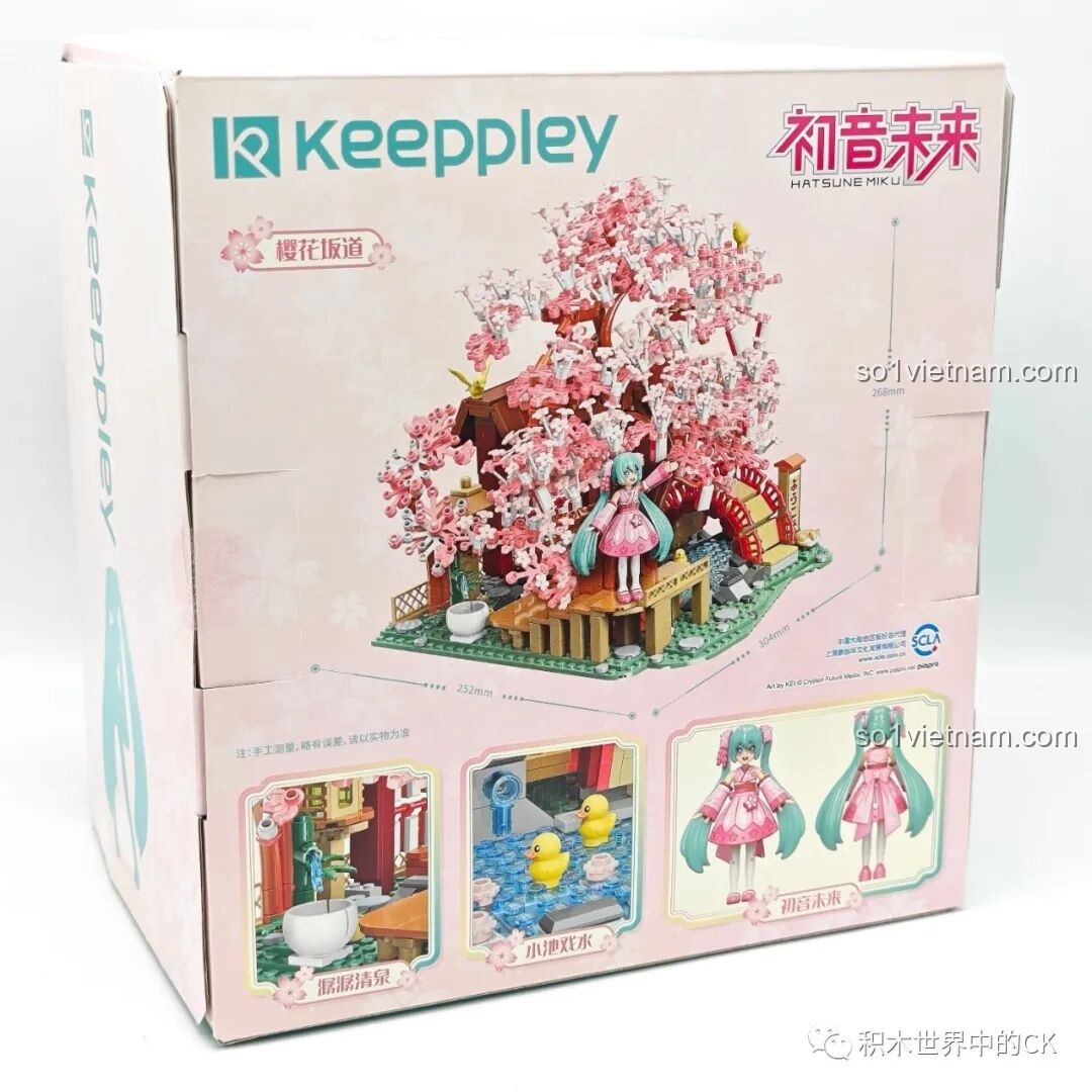 Mặt sau hộp bộ lắp ghép Con đường hoa anh đào Miku K20901, hé lộ các chi tiết nhỏ và minifigure Miku.