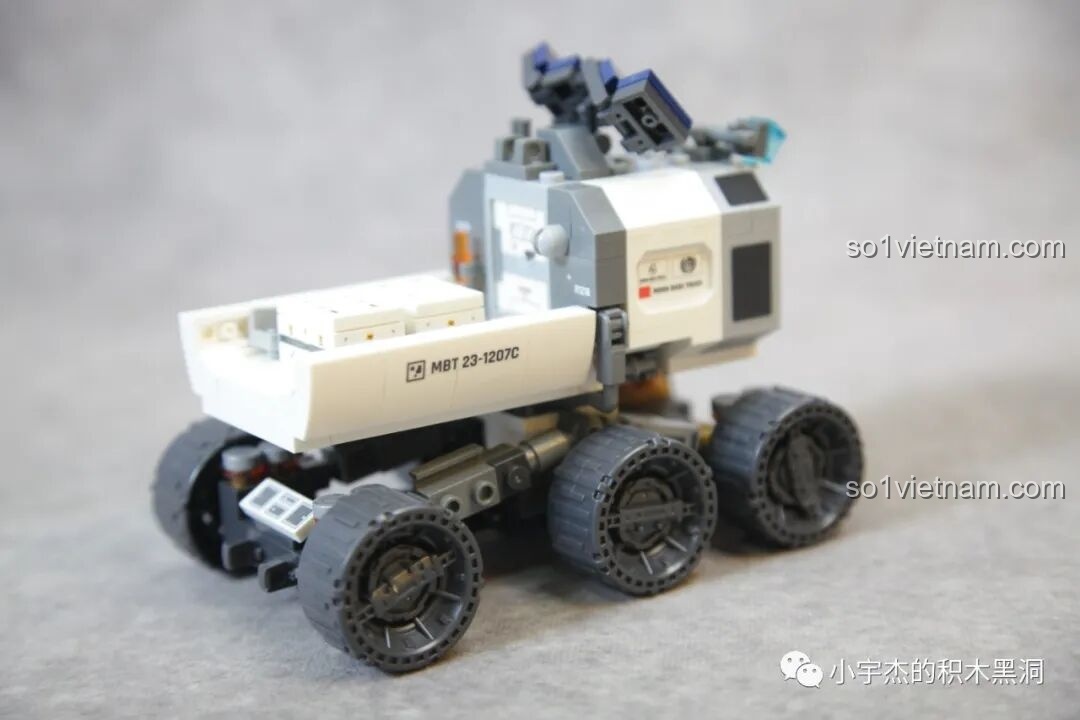 Hộp bộ lắp ghép SEMBO 107108 Robot Khung Cửa, kèm hình ảnh 2 minifigures nhân vật chính.