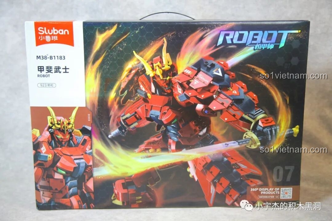 Hộp sản phẩm Sluban M38-B1183 Cơ Giáp Sĩ Kai Bọc Thép Nặng (Snow Mirage) với hình ảnh robot võ sĩ đạo màu đỏ rực lửa, thiết kế ấn tượng.