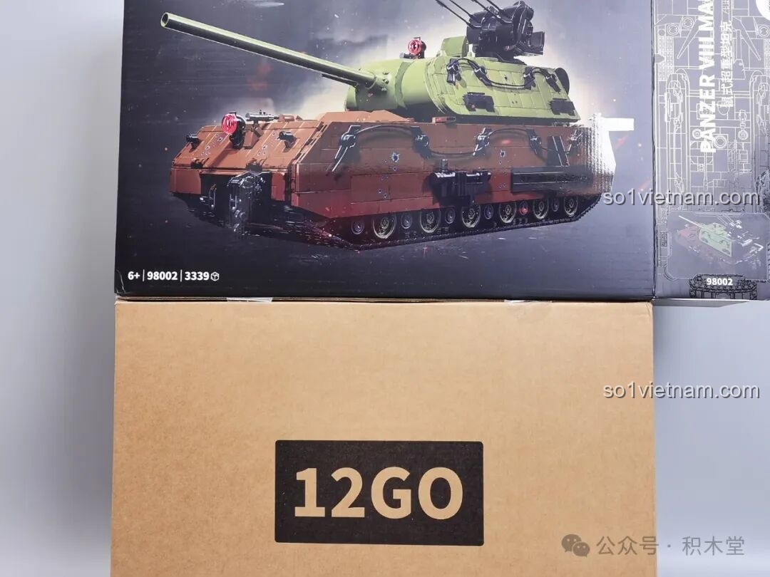 Hộp giấy cứng cáp bên trong bảo vệ các chi tiết của bộ lắp ghép Xe Tăng Maus 12GO 98002 khỏi va đập.