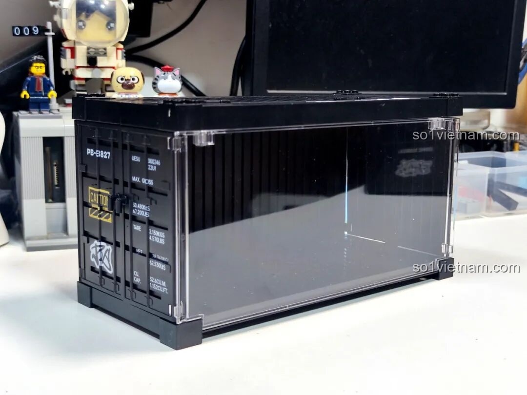 Hộp trưng bày dạng container sau khi lắp ráp hoàn chỉnh, sẵn sàng để đặt mô hình xe Pinbo PB8827 vào trong.