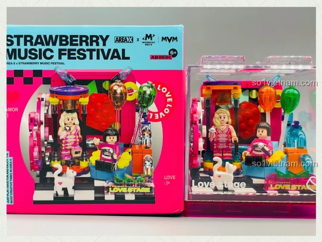 Hộp đồ chơi và mô hình sân khấu âm nhạc Ái Vũ Đài AREA-X AB0006 đã hoàn thiện, đặt cạnh nhau để so sánh kích thước.