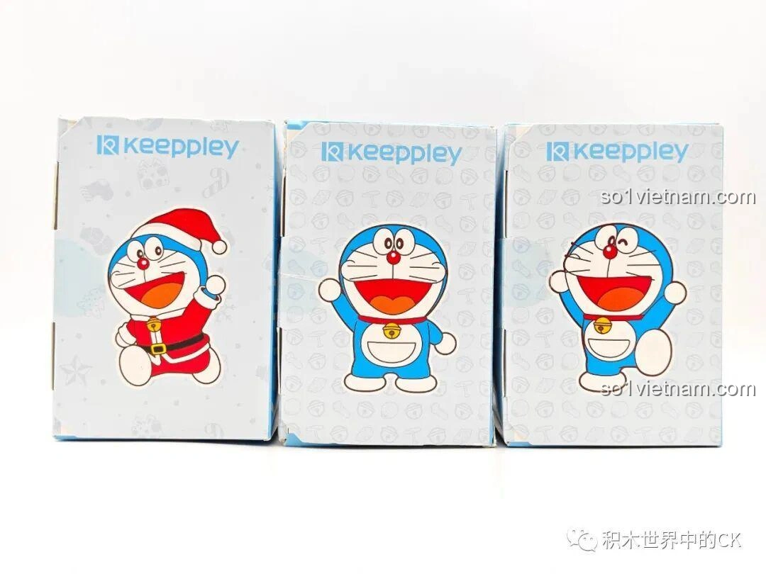Mặt bên của ba hộp đồ chơi xếp hình Doraemon Keeppley, với logo Keeppley rõ ràng, cho thấy sự chuyên nghiệp của hãng sản xuất bộ lắp ghép Doraemon dáng tròn.