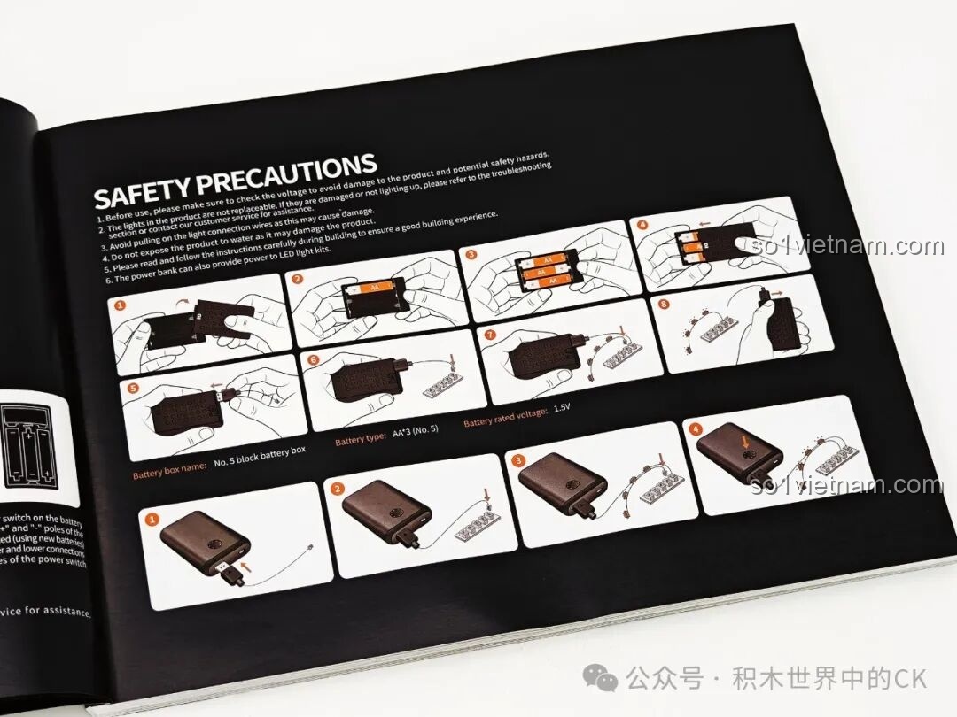 Hướng dẫn lắp đặt bộ đèn LED và pin trong sách hướng dẫn FunWhole F9021 Saloon Miền Tây.