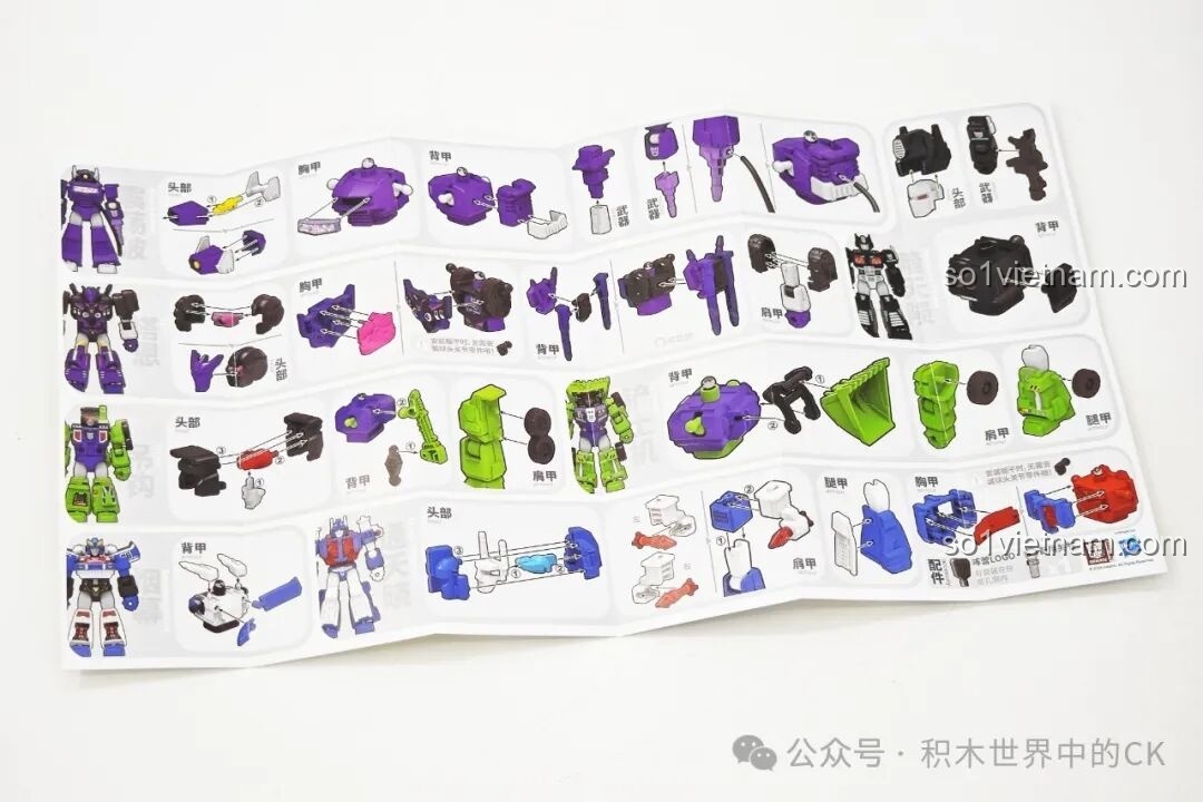 Tờ hướng dẫn lắp ráp tổng hợp các nhân vật trong bộ BLOKEES 71104 Transformers Galaxy Version, minh họa các bước biến hình.