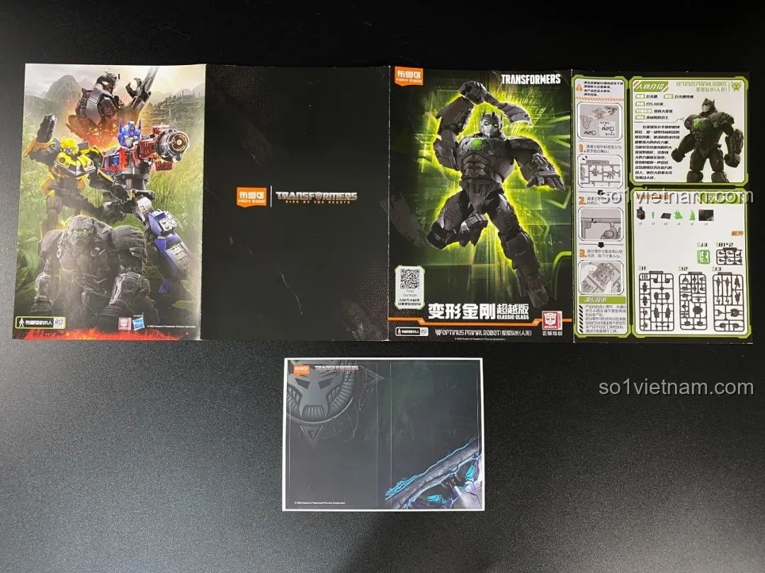 Sách hướng dẫn lắp ráp và poster đi kèm của bộ mô hình Blokees Optimus Primal dạng robot.