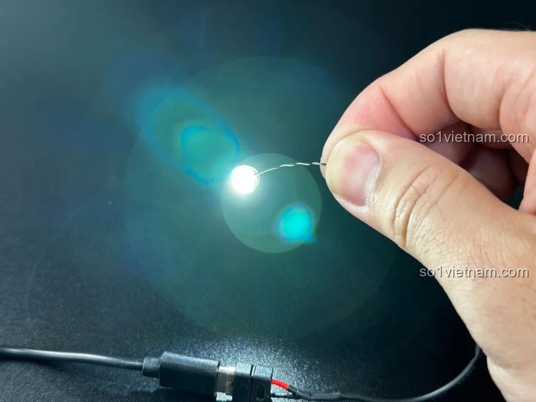 Các bước lắp ráp ban đầu của bộ Pantasy Máy Chiếu Phim Cổ Điển Retro 85010 được minh họa rõ ràng trong sách hướng dẫn, hướng dẫn người chơi xây dựng mô hình.