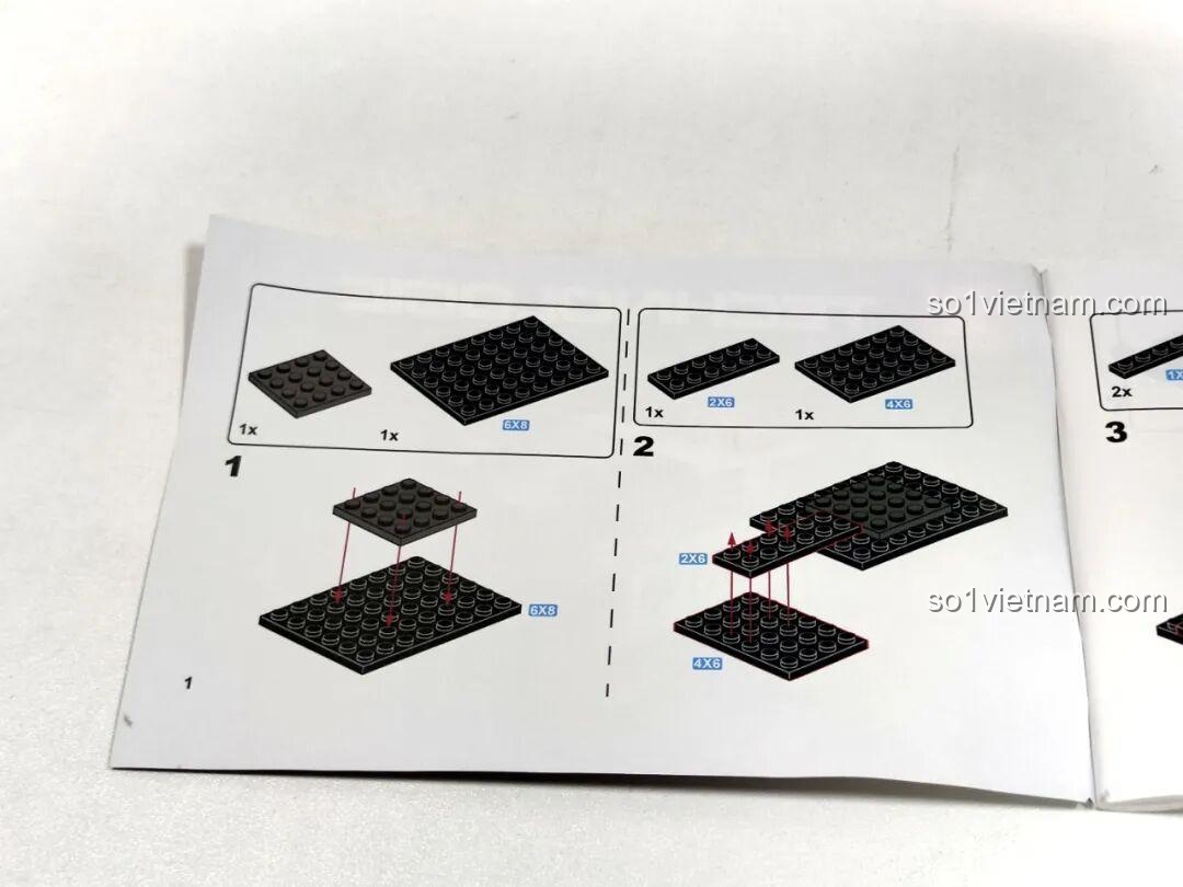 Các bước lắp ráp đầu tiên trong sách hướng dẫn của bộ Reobrix 816, xây dựng phần khung gầm của xe cảnh sát.