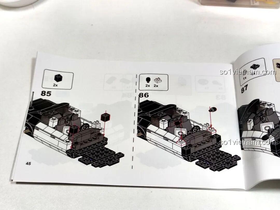 Một trang hướng dẫn lắp ráp chi tiết bên trong sách của bộ Reobrix 816, cho thấy các bước lắp phần thân xe.