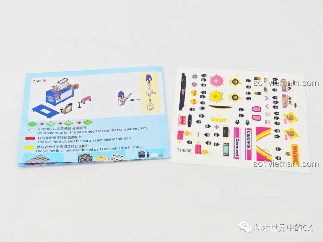 Sách hướng dẫn lắp ráp và tấm sticker UV của bộ đồ chơi xây dựng Xe hơi và sân khấu ca nhạc 714508 siêu tiết kiệm.