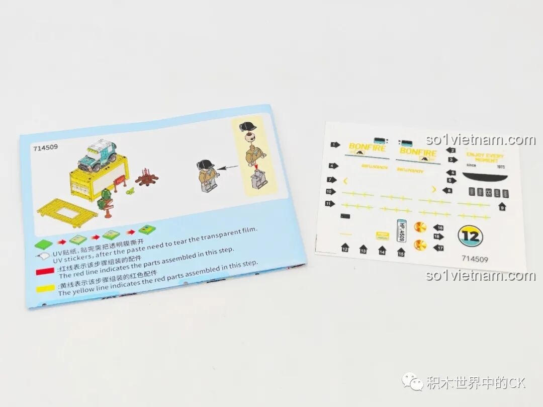 Sách hướng dẫn lắp ráp và tấm sticker đi kèm trong bộ đồ chơi Sembo 714509 Bữa Tiệc Lửa Trại.