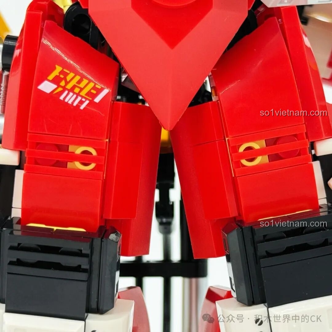 Cận cảnh chi tiết ống xả và động cơ phía sau của Robot Cứu Hỏa Phá Vỡ Giới Hạn iBlock ib1101.