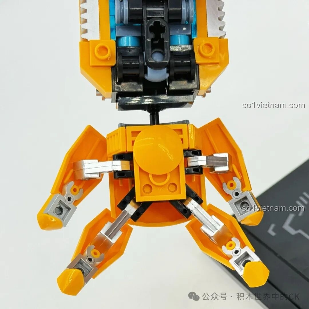 Robot Cứu Hỏa Phá Vỡ Giới Hạn iBlock ib1101 đang bế nạn nhân trong bối cảnh cháy.