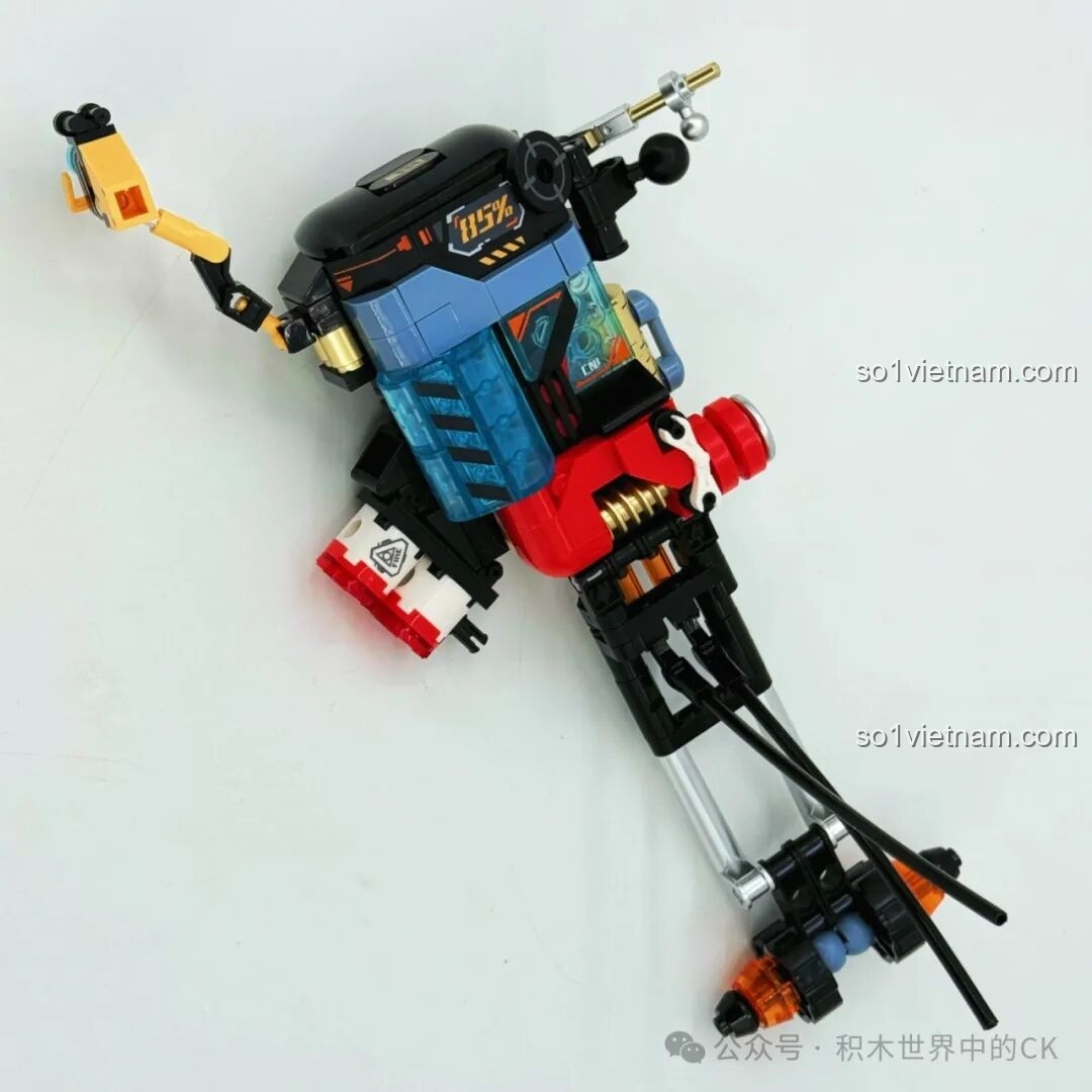 Phần lưng và các phụ kiện đang được lắp ráp của Robot Cứu Hỏa Phá Vỡ Giới Hạn iBlock ib1101.