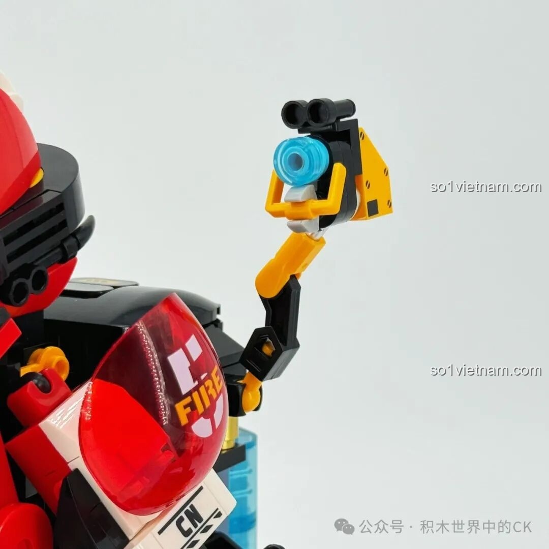 Robot Cứu Hỏa Phá Vỡ Giới Hạn iBlock ib1101 tạo dáng cứu Woody.