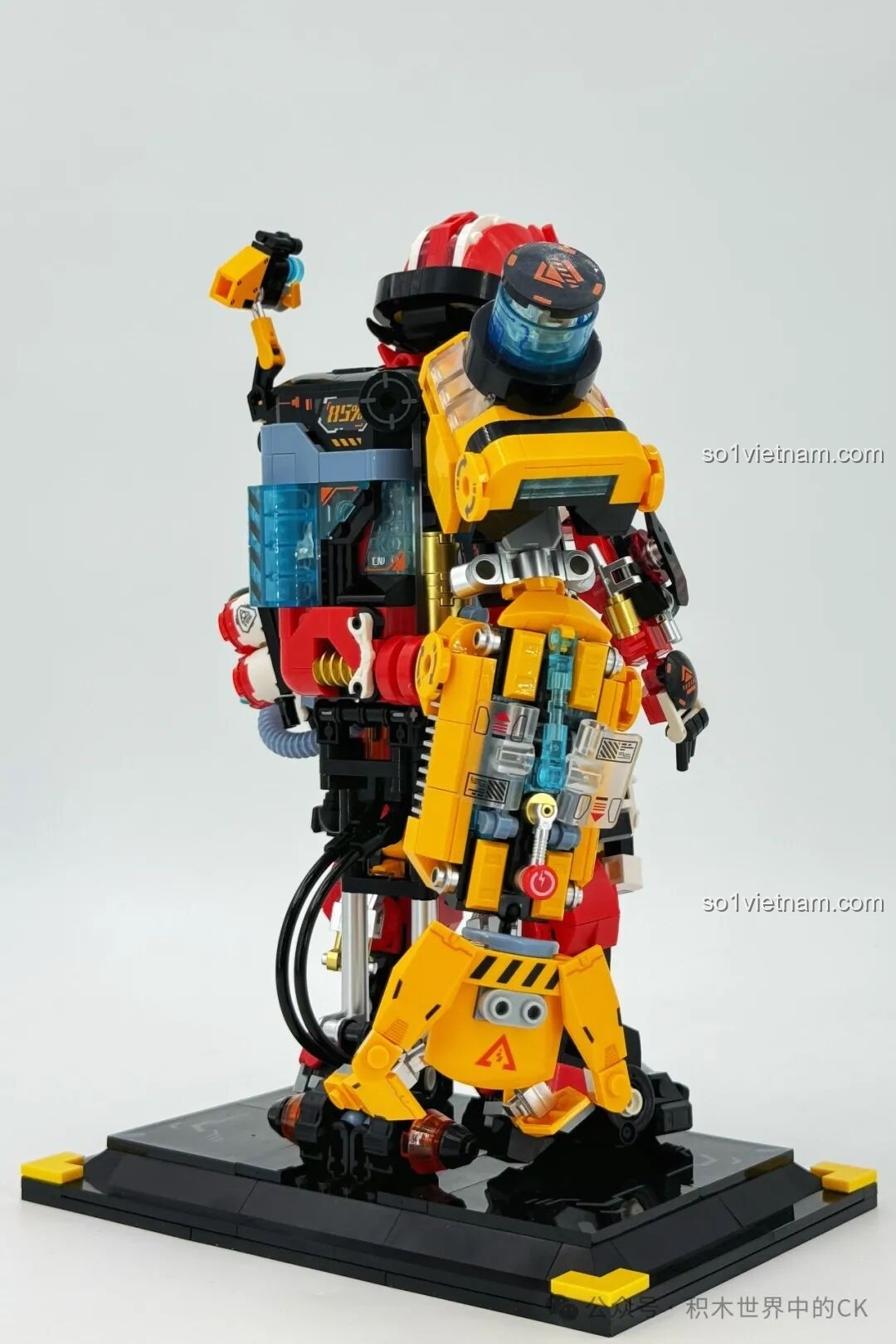 Mô hình Robot Cứu Hỏa Phá Vỡ Giới Hạn iBlock ib1101 trên đế, nhìn từ cạnh bên.