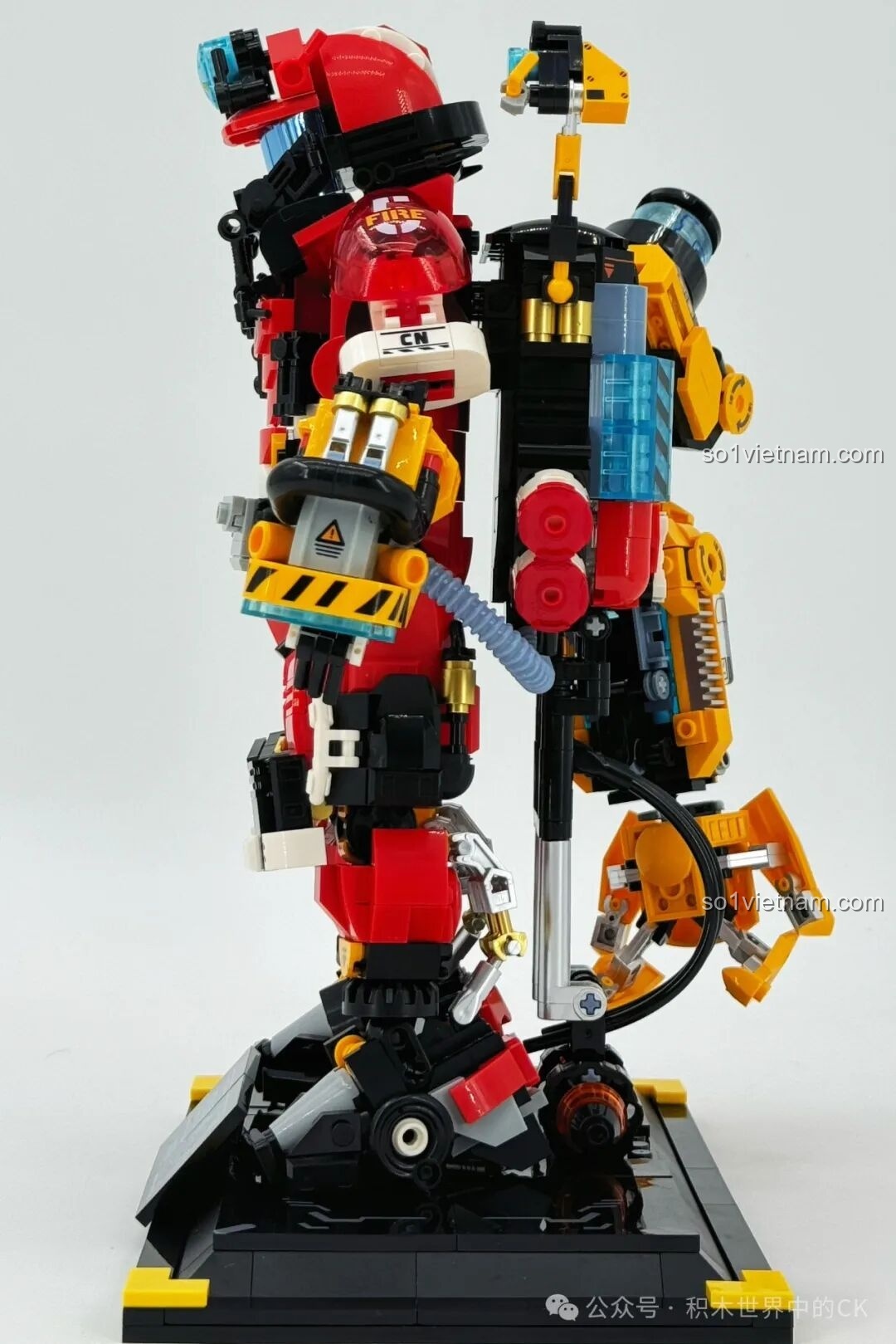 Mô hình Robot Cứu Hỏa Phá Vỡ Giới Hạn iBlock ib1101 trên đế, nhìn từ bên phải.