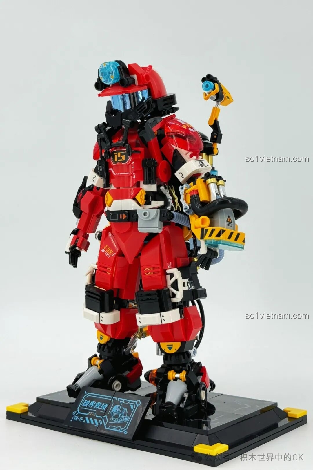 Mô hình Robot Cứu Hỏa Phá Vỡ Giới Hạn iBlock ib1101 trên đế, nhìn từ bên trái.