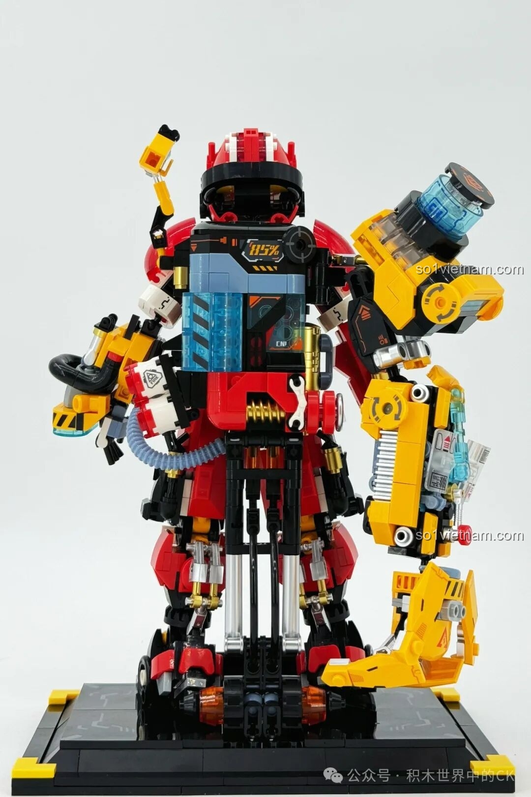 Mô hình Robot Cứu Hỏa Phá Vỡ Giới Hạn iBlock ib1101 trên đế, nhìn từ phía sau góc nghiêng.