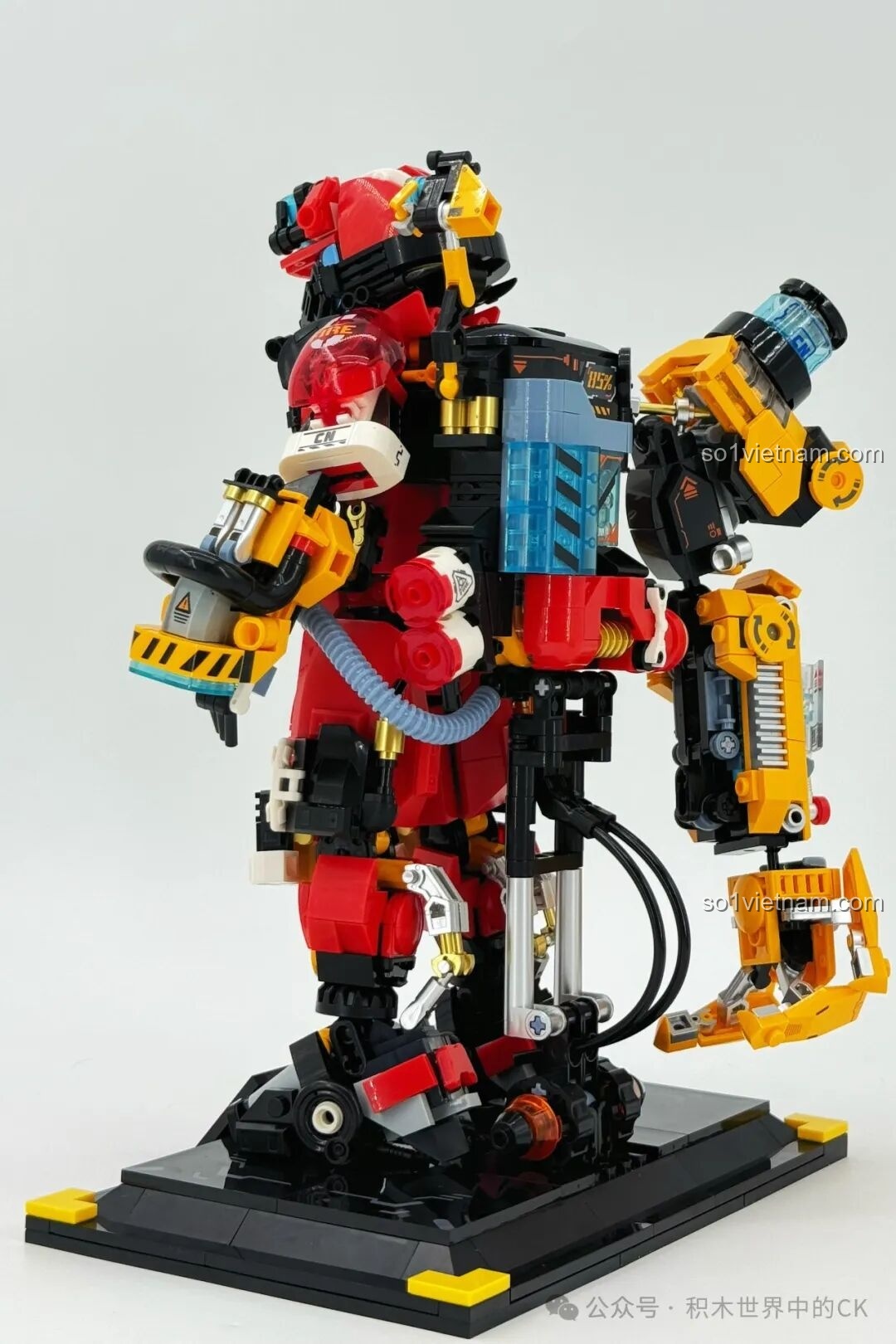 Mô hình Robot Cứu Hỏa Phá Vỡ Giới Hạn iBlock ib1101 trên đế, nhìn từ phía sau.