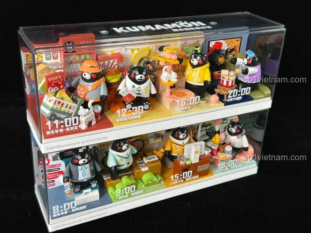 Hai mô hình bộ lắp ghép Linh vật Kumamon và 880039 xếp chồng, tạo thành một cảnh quan lớn hơn, độc đáo.
