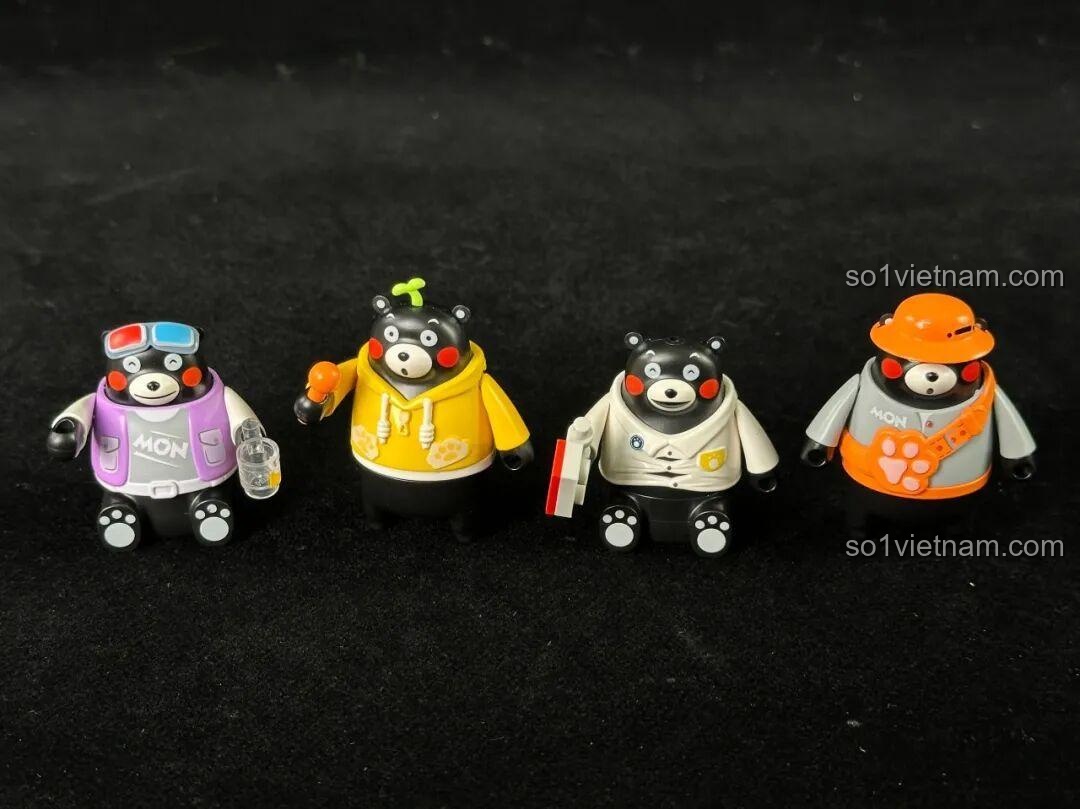 Bốn minifigures Kumamon từ bộ inbrixx Kumamon 880038, nhìn từ phía trước.
