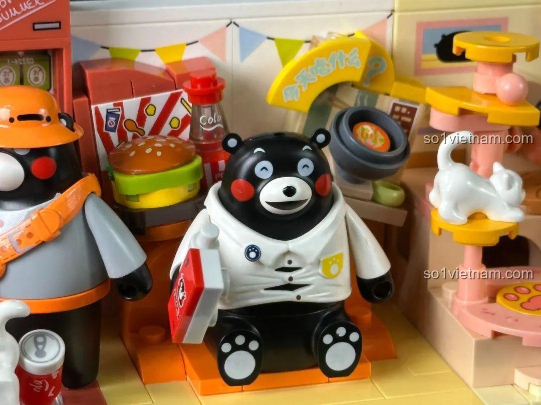 Cận cảnh Kumamon đi siêu thị và máy bán hàng tự động trong hộp mica của bộ 880038.