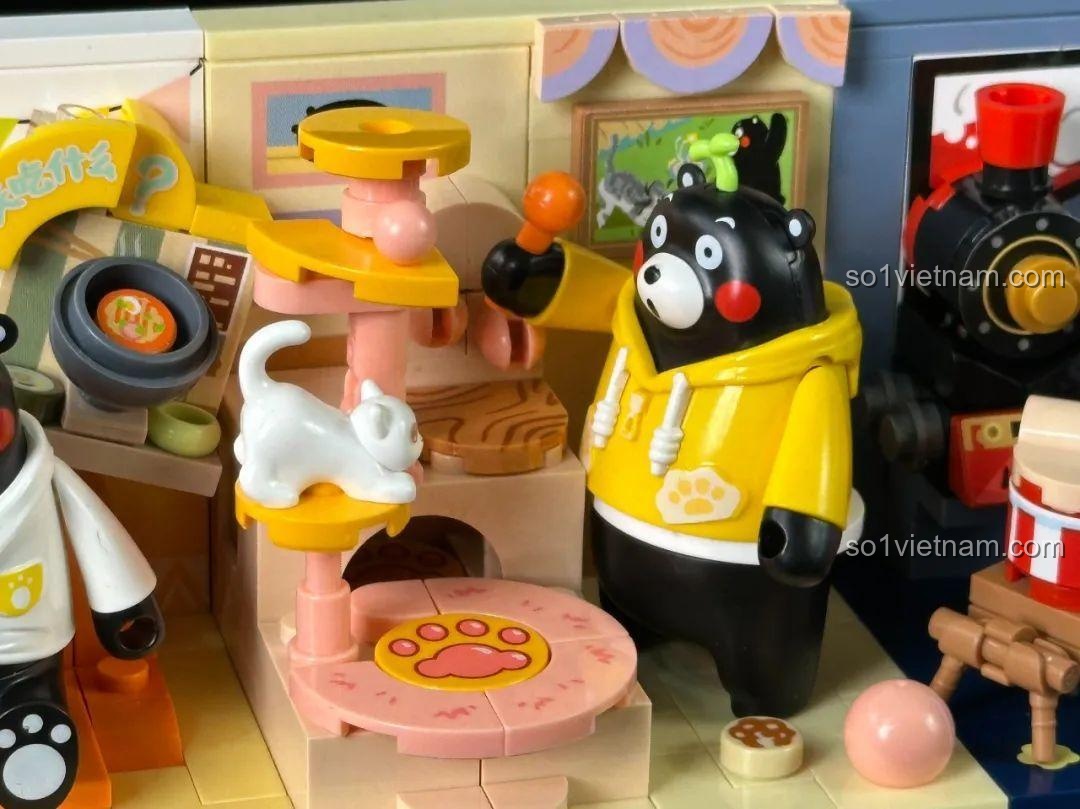 Cận cảnh Kumamon chơi với mèo và xem phim trong hộp mica của bộ 880038.