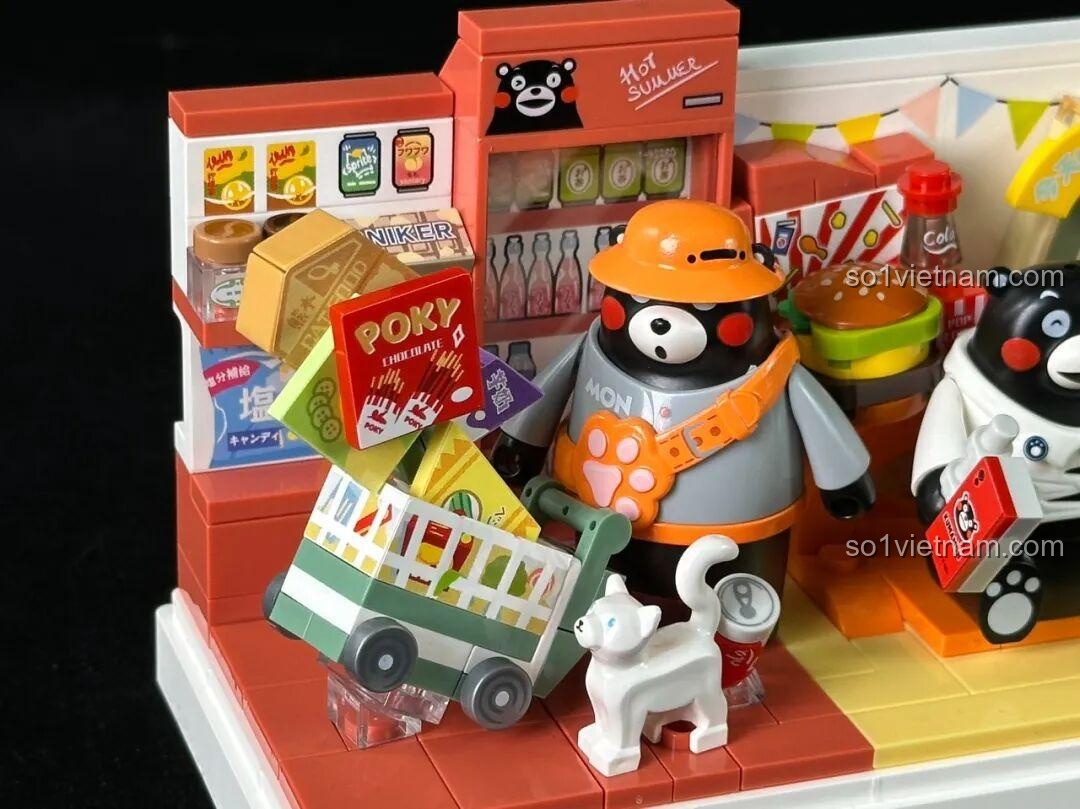 Mặt sau của mô hình inbrixx Kumamon 880038 trong hộp mica trong suốt.