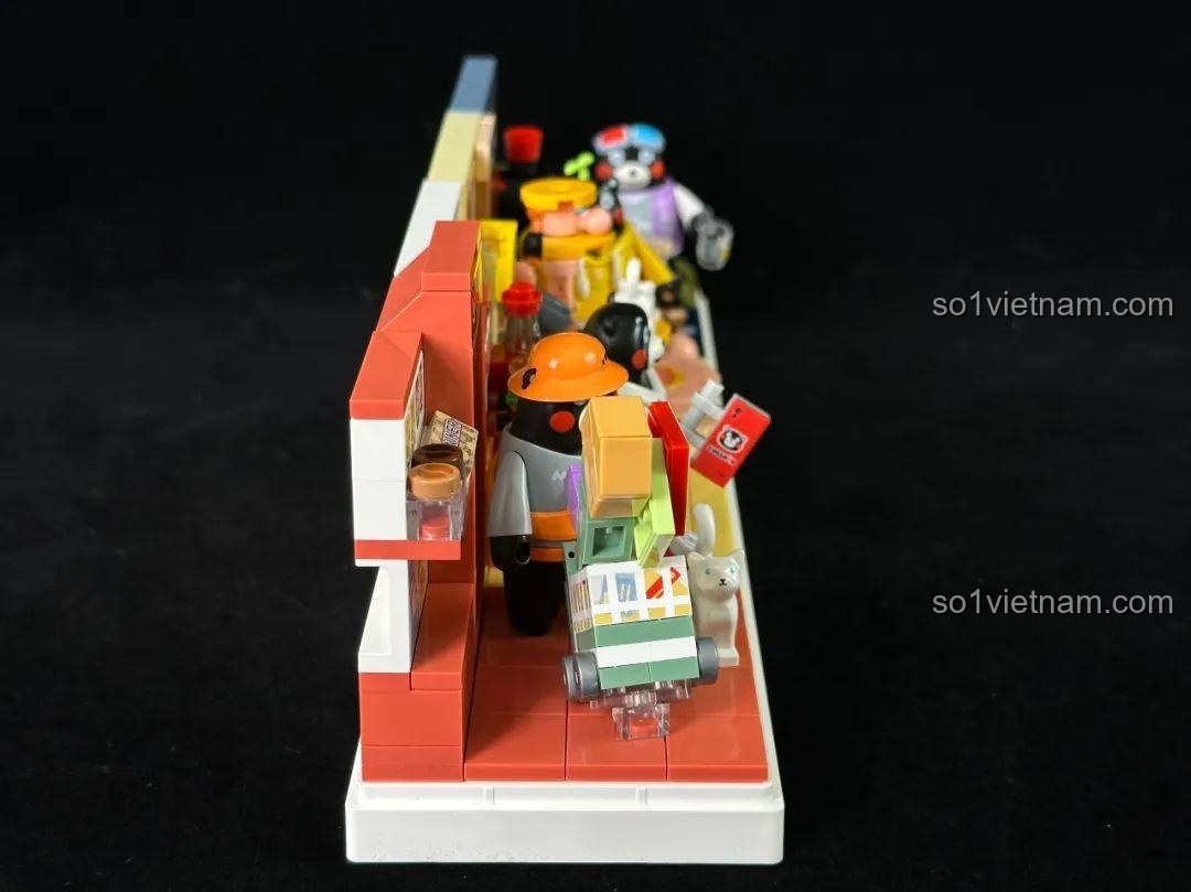 Mô hình inbrixx Kumamon 880038 đã được đặt trong hộp mica trong suốt, nhìn từ phía trước.