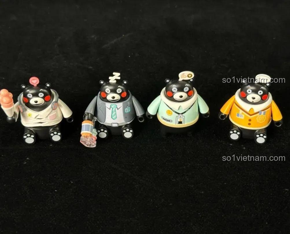 Bốn minifigures Kumamon từ bộ inbrixx Kumamon 880039, nhìn từ phía trước.