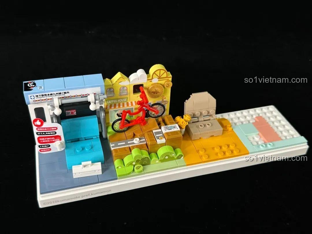 Cảnh lắp ráp hoàn chỉnh một phần của bộ inbrixx Kumamon 880039, với ga tàu và quán cà phê.