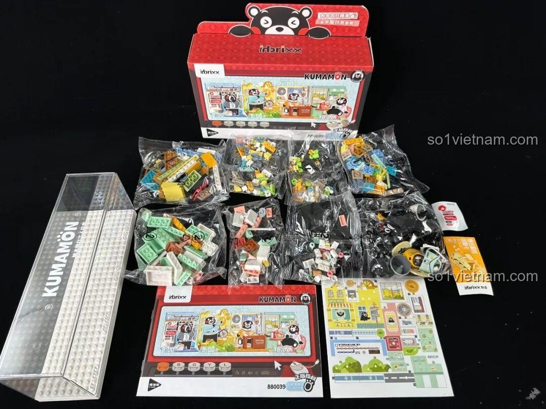 Toàn bộ mảnh ghép, sách hướng dẫn và sticker của bộ inbrixx Kumamon 880039 được trải ra.