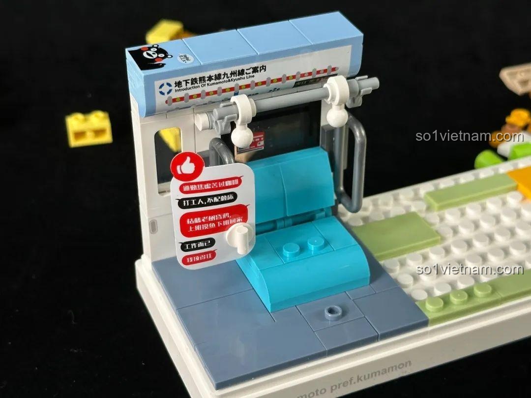 Mô hình Kumamon công sở đang chờ tàu tại ga điện ngầm trong bộ 880039.