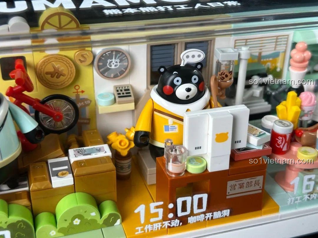 Mô hình inbrixx Kumamon 880039 đã hoàn thành, đặt cạnh hộp và sách hướng dẫn.