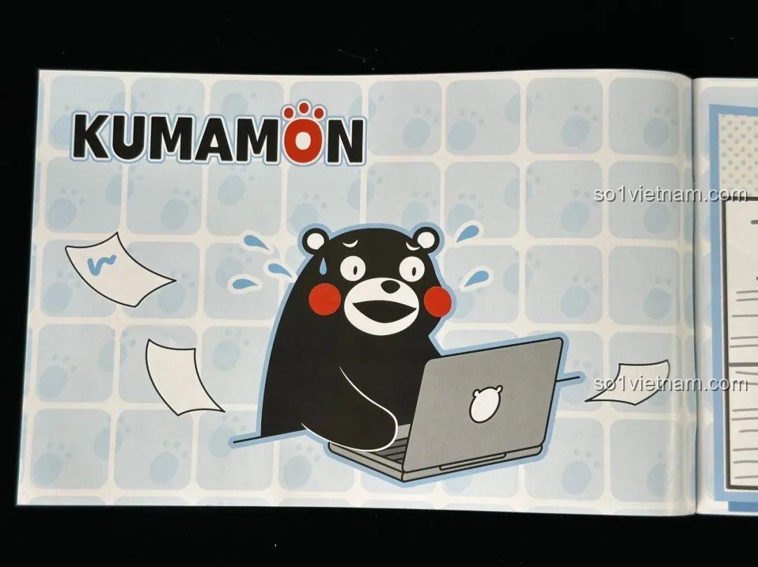 Trang hướng dẫn lắp ráp inbrixx Kumamon 880039 với hình ảnh Kumamon đang làm việc trên laptop.